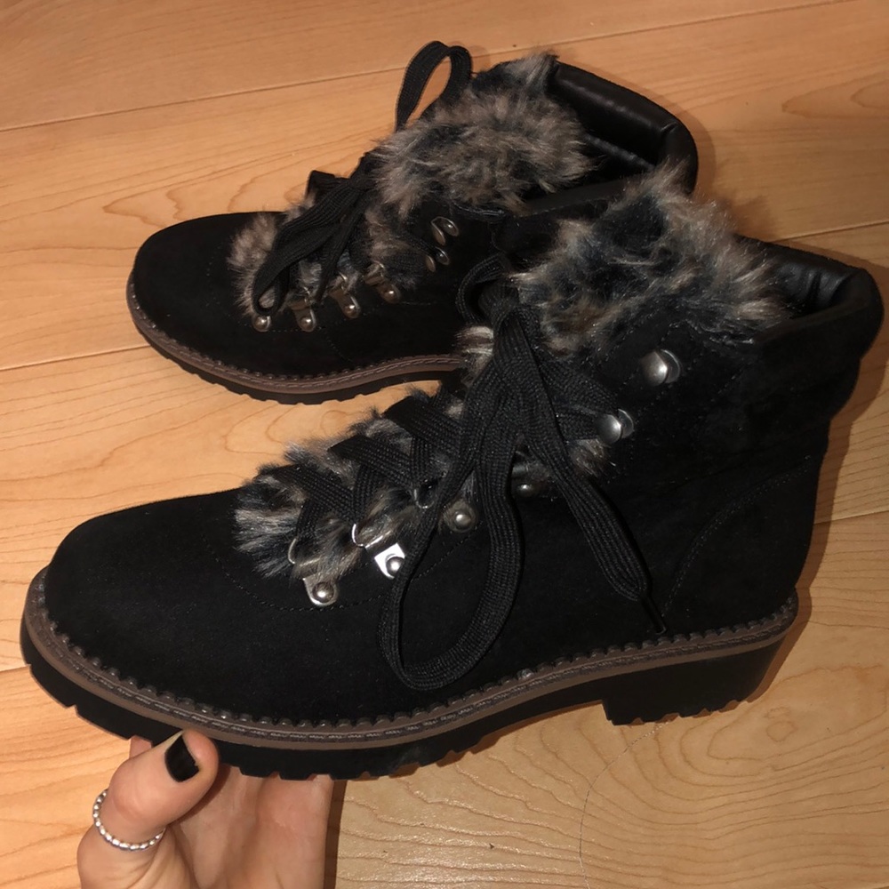NEW women’s black furry winter boots size 6